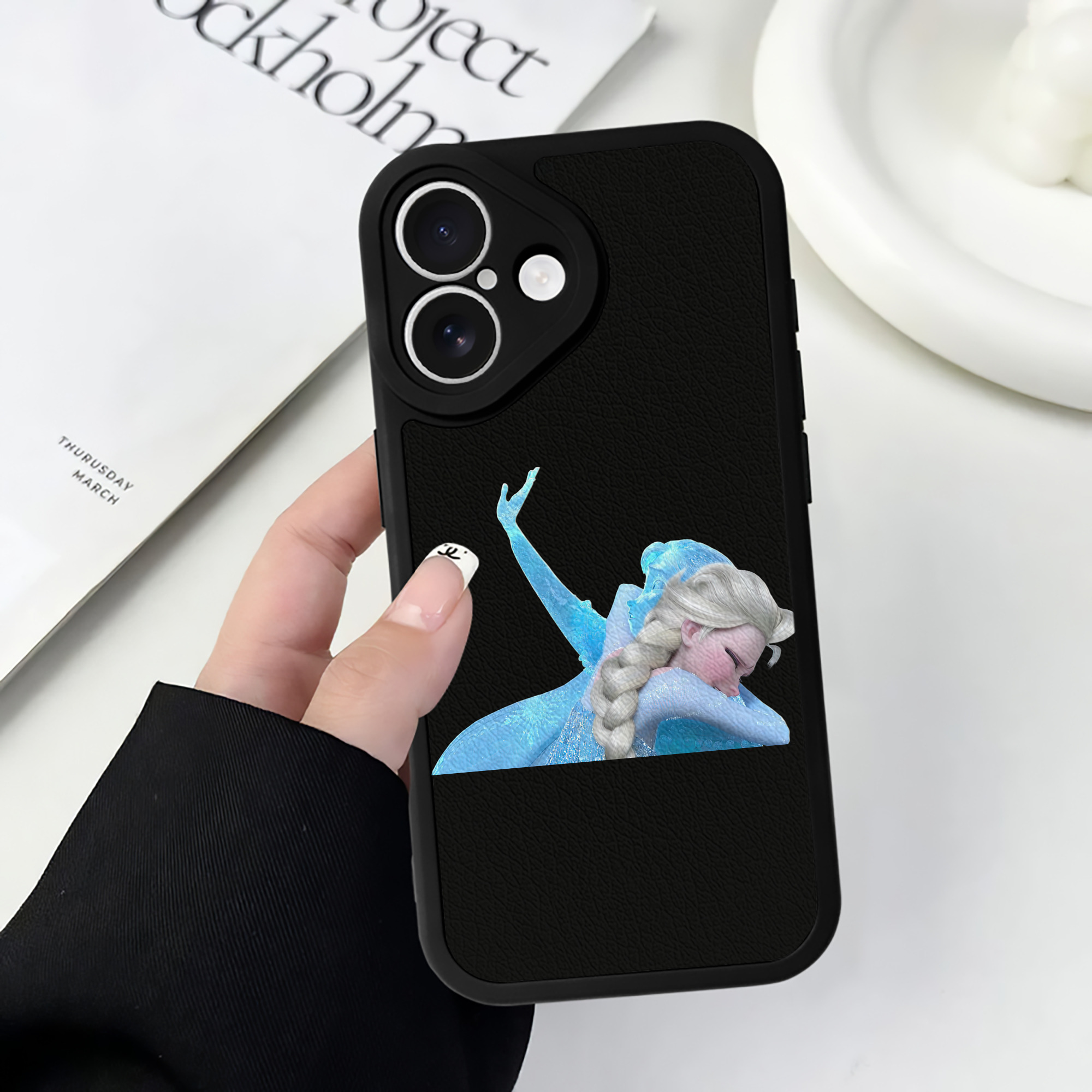 （画像用） アナと雪の女王 アンナ エルサ Frozen Anna Elsa 【iPhone 16シリーズ対応】シリコンスマホケース（レザー調） 材質：シリコン